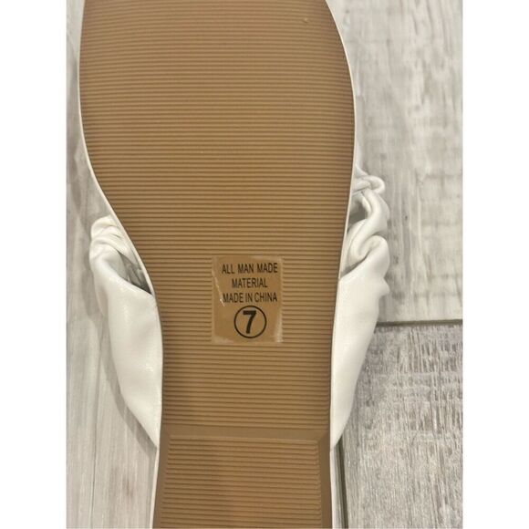 Soda ladies, white flat, flip-flop sandals, size 7 - Picture 7 of 9